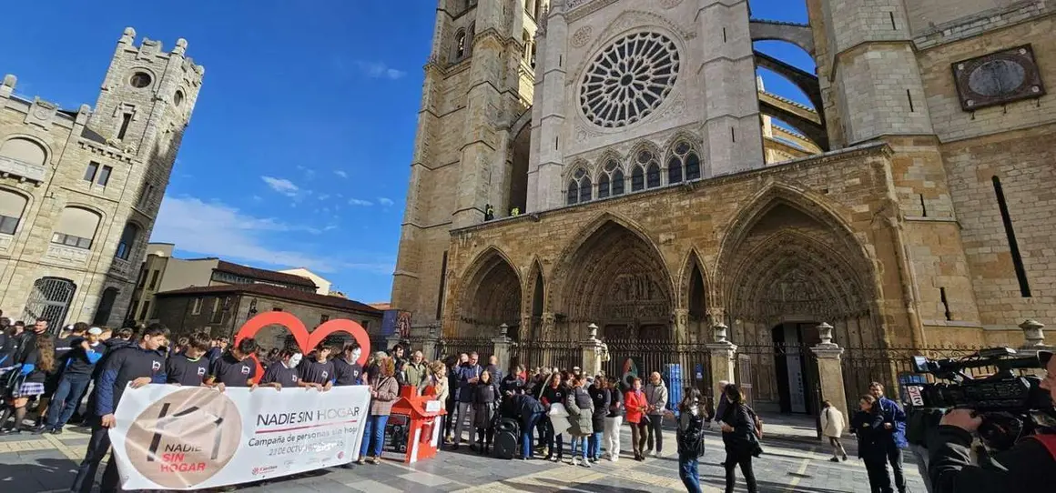 Participantes durante el acto de calle de C&aacute;ritas Le&oacute;n por la campa&ntilde;a &ldquo;Nadie Sin Hogar 2025&rdquo; frente a la Catedral. Foto: Le&oacute;n 24 Horas.