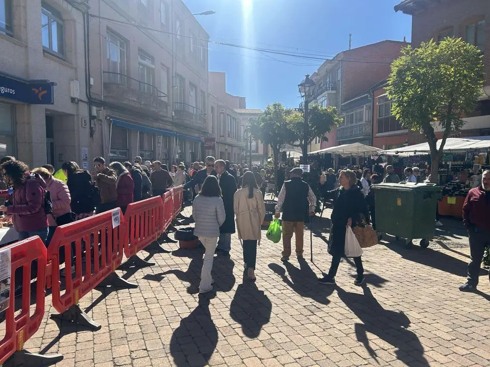 Degustaci&oacute;n de la Tapa de Ajo en la Plaza Mayor de Santa Mar&iacute;a del P&aacute;ramo durante las XIX Jornadas. Le&oacute;n 24 horas.