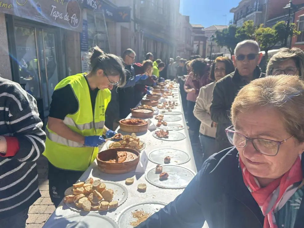 Degustaci&oacute;n de la Tapa de Ajo en la Plaza Mayor de Santa Mar&iacute;a del P&aacute;ramo durante las XIX Jornadas. Le&oacute;n 24 horas.