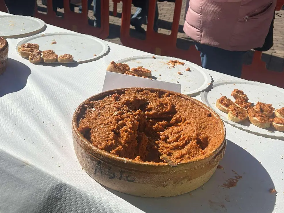 Degustaci&oacute;n de la Tapa de Ajo en la Plaza Mayor de Santa Mar&iacute;a del P&aacute;ramo durante las XIX Jornadas. Le&oacute;n 24 horas.