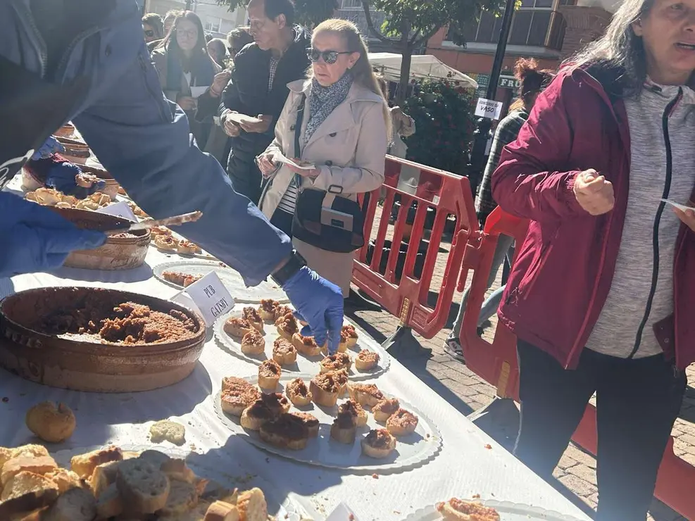 Degustaci&oacute;n de la Tapa de Ajo en la Plaza Mayor de Santa Mar&iacute;a del P&aacute;ramo durante las XIX Jornadas. Le&oacute;n 24 horas.