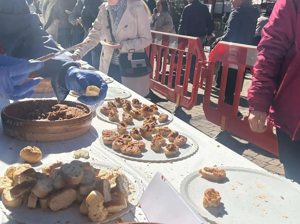 Degustaci&oacute;n de la Tapa de Ajo en la Plaza Mayor de Santa Mar&iacute;a del P&aacute;ramo durante las XIX Jornadas. Le&oacute;n 24 horas.