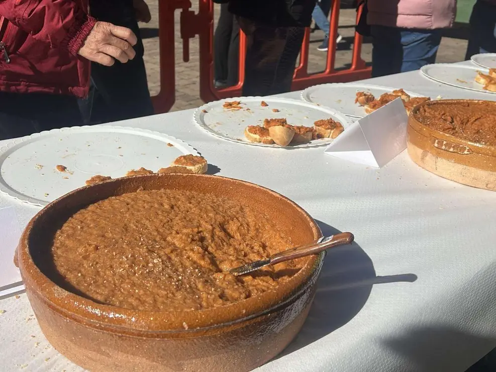 Degustaci&oacute;n de la Tapa de Ajo en la Plaza Mayor de Santa Mar&iacute;a del P&aacute;ramo durante las XIX Jornadas. Le&oacute;n 24 horas.