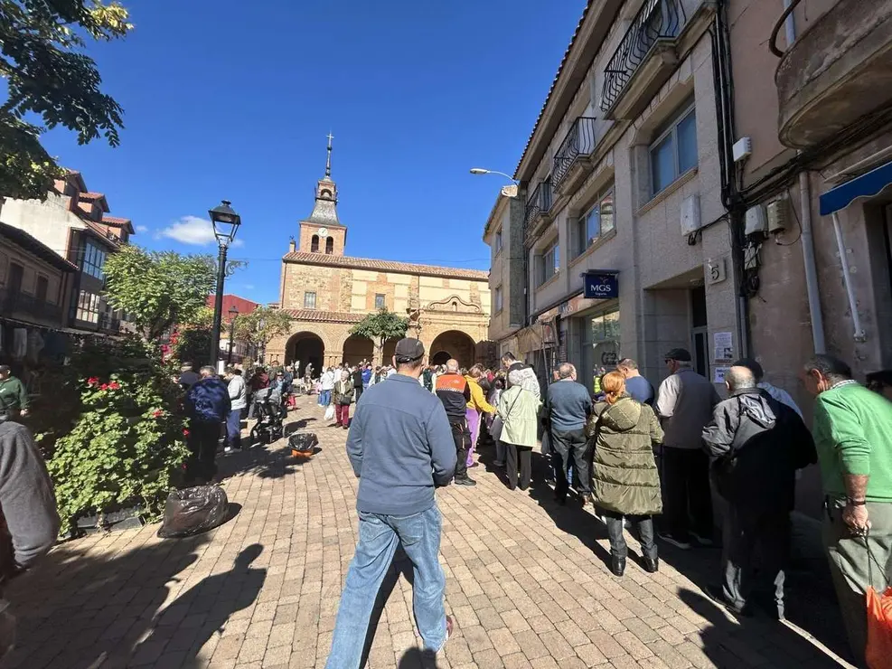 Degustaci&oacute;n de la Tapa de Ajo en la Plaza Mayor de Santa Mar&iacute;a del P&aacute;ramo durante las XIX Jornadas. Le&oacute;n 24 horas.