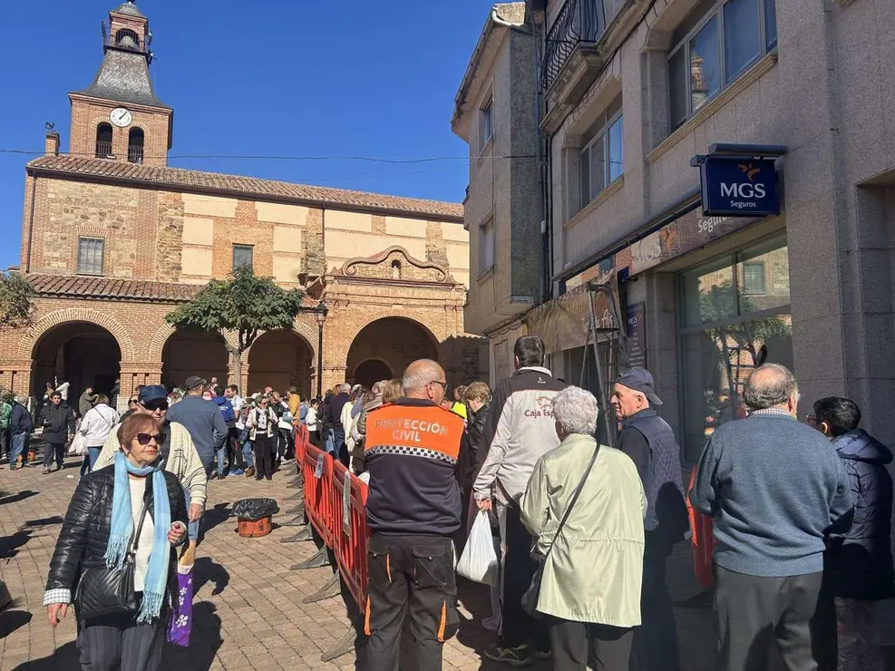 Degustaci&oacute;n de la Tapa de Ajo en la Plaza Mayor de Santa Mar&iacute;a del P&aacute;ramo durante las XIX Jornadas. Le&oacute;n 24 horas.