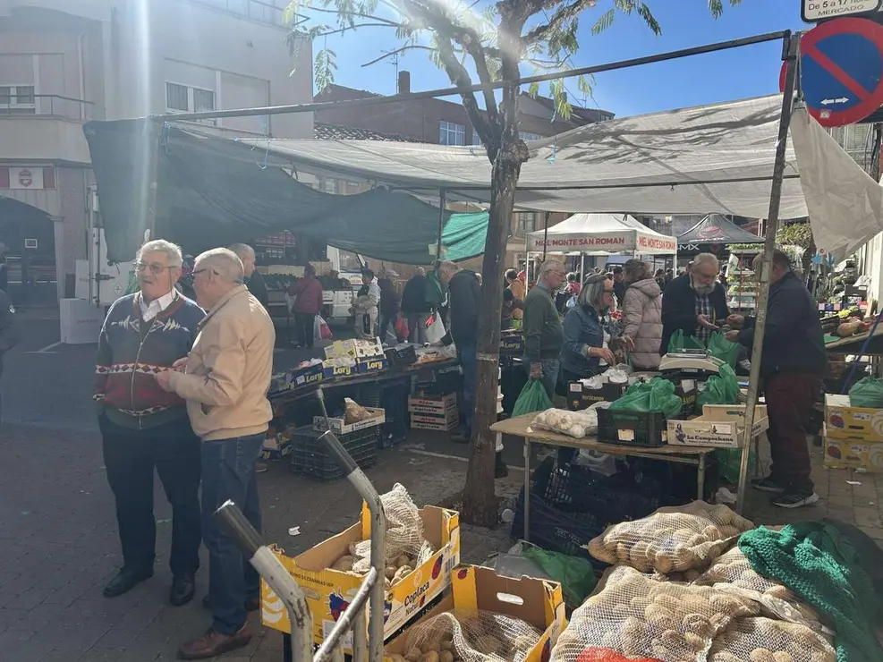Degustaci&oacute;n de la Tapa de Ajo en la Plaza Mayor de Santa Mar&iacute;a del P&aacute;ramo durante las XIX Jornadas. Le&oacute;n 24 horas.