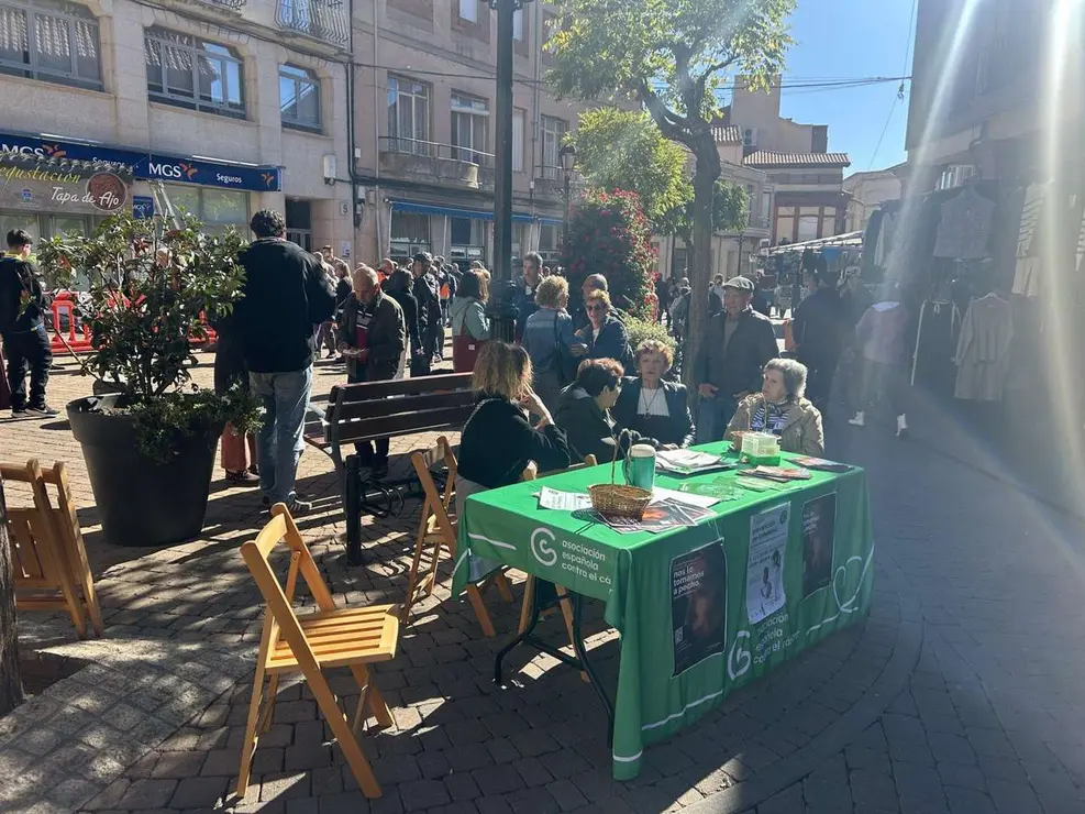 Degustaci&oacute;n de la Tapa de Ajo en la Plaza Mayor de Santa Mar&iacute;a del P&aacute;ramo durante las XIX Jornadas. Le&oacute;n 24 horas.