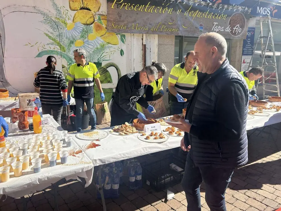 Degustaci&oacute;n de la Tapa de Ajo en la Plaza Mayor de Santa Mar&iacute;a del P&aacute;ramo durante las XIX Jornadas. Le&oacute;n 24 horas.