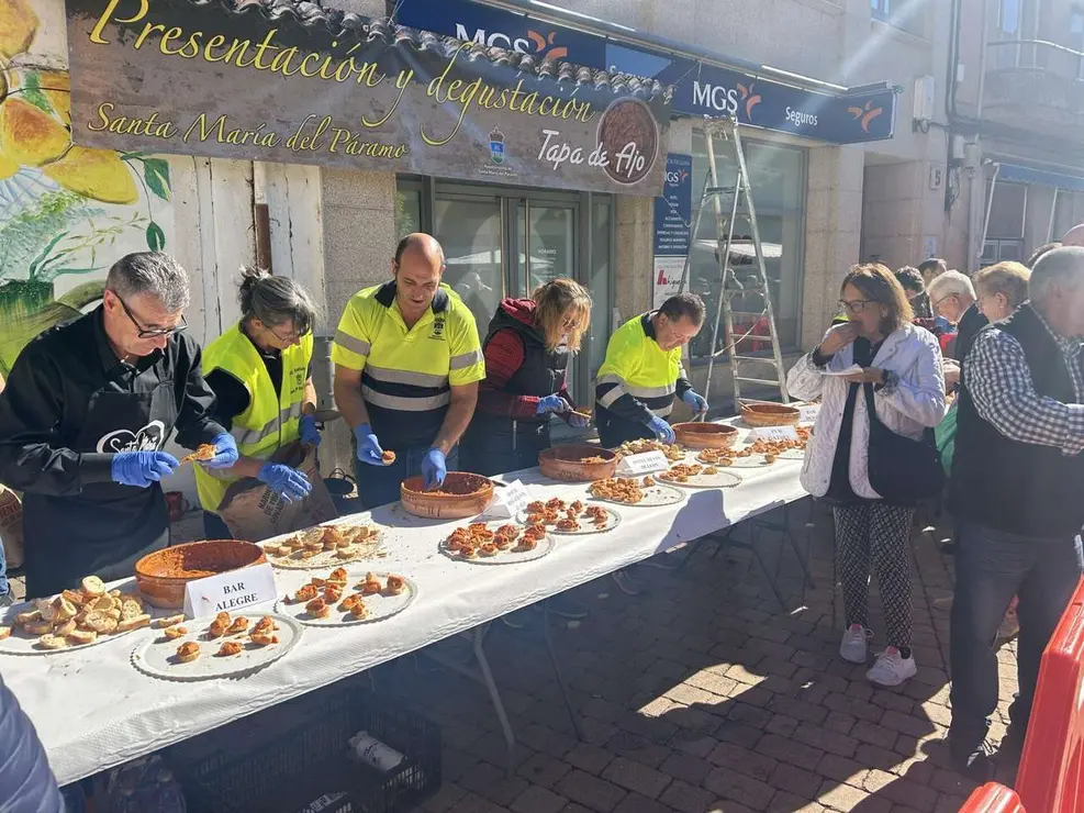 Degustaci&oacute;n de la Tapa de Ajo en la Plaza Mayor de Santa Mar&iacute;a del P&aacute;ramo durante las XIX Jornadas. Le&oacute;n 24 horas.