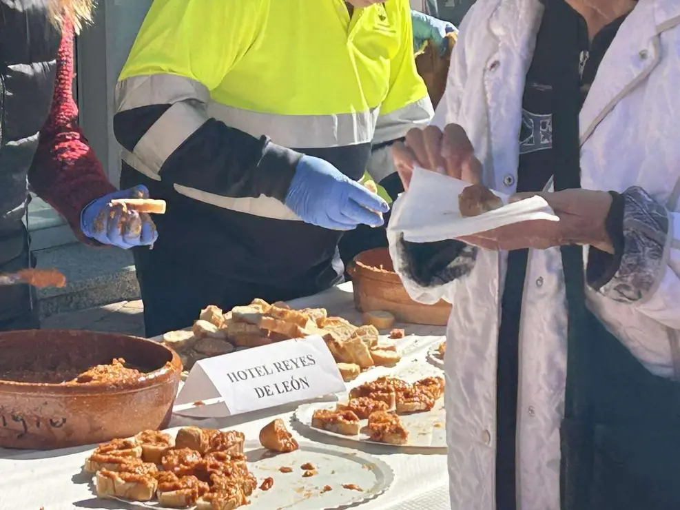 Degustaci&oacute;n de la Tapa de Ajo en la Plaza Mayor de Santa Mar&iacute;a del P&aacute;ramo durante las XIX Jornadas. Le&oacute;n 24 horas.