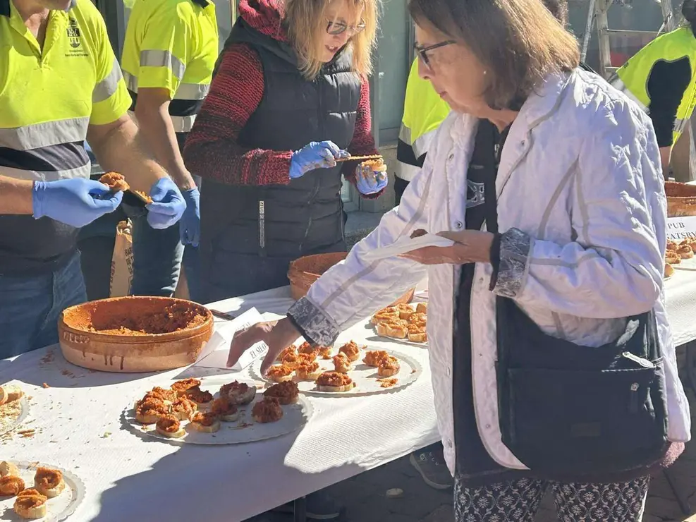 Degustaci&oacute;n de la Tapa de Ajo en la Plaza Mayor de Santa Mar&iacute;a del P&aacute;ramo durante las XIX Jornadas. Le&oacute;n 24 horas.