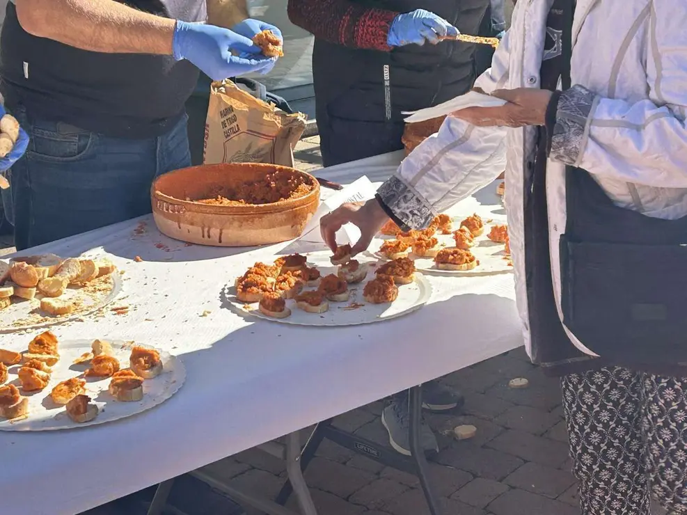 Degustaci&oacute;n de la Tapa de Ajo en la Plaza Mayor de Santa Mar&iacute;a del P&aacute;ramo durante las XIX Jornadas. Le&oacute;n 24 horas.