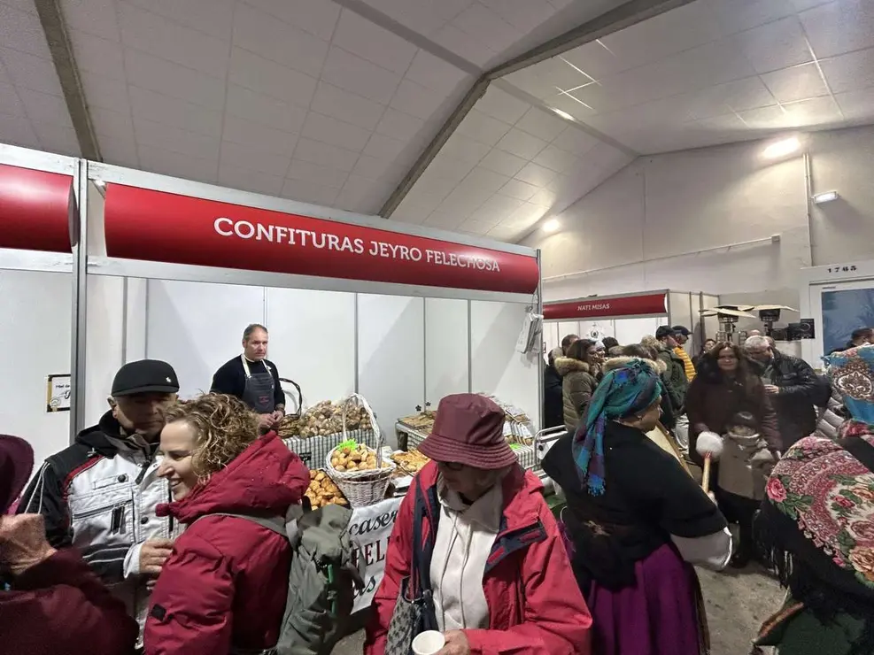 Ambiente en el recinto ferial de las  XXVIII Jornadas de la Matanza en Puebla de Lillo. Le&oacute;n 24 horas.