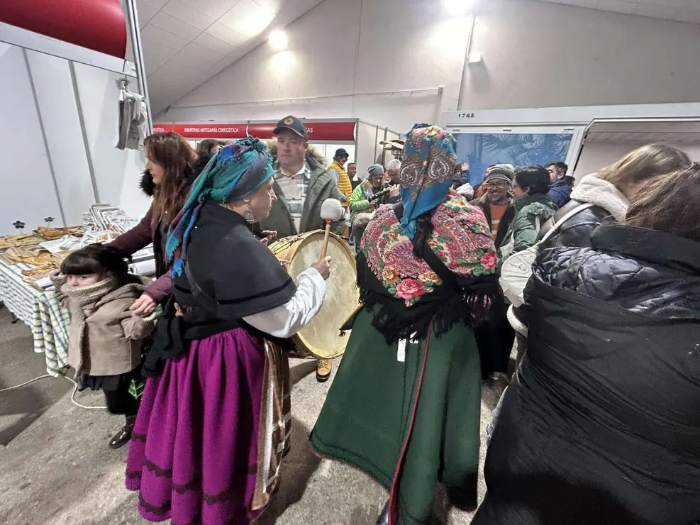 Ambiente en el recinto ferial de las  XXVIII Jornadas de la Matanza en Puebla de Lillo. Le&oacute;n 24 horas.