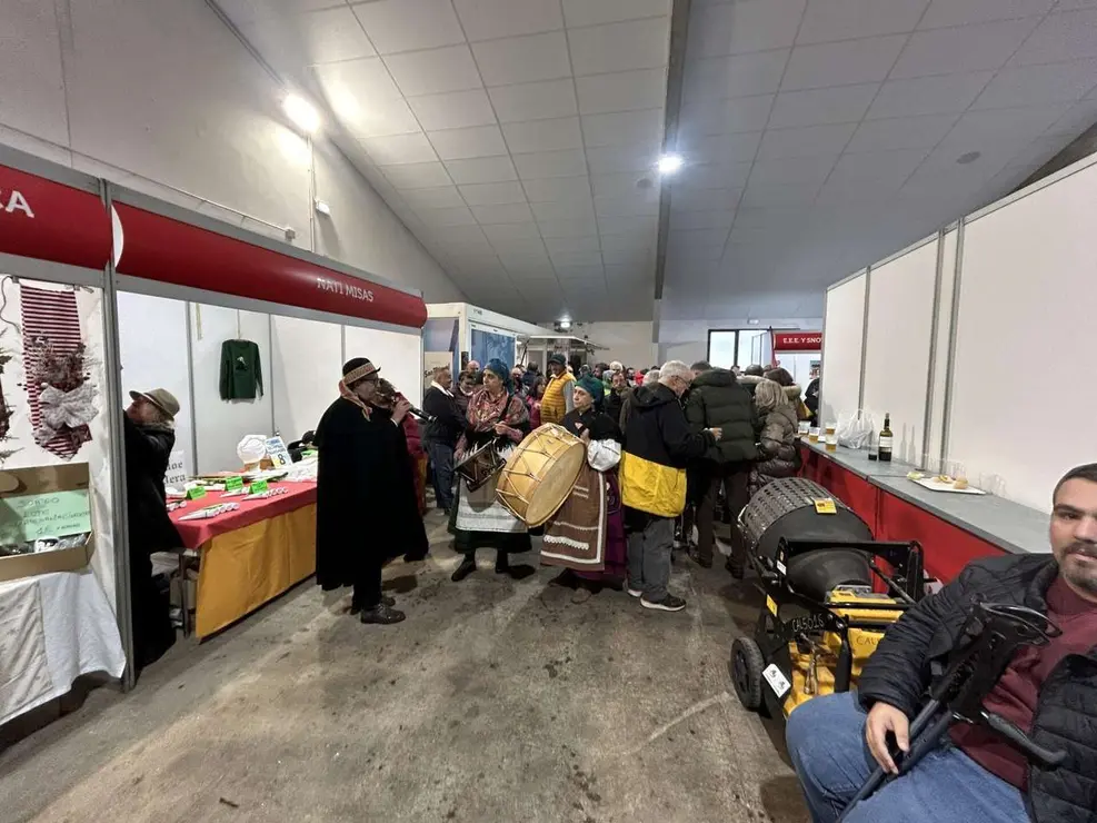 Ambiente en el recinto ferial de las  XXVIII Jornadas de la Matanza en Puebla de Lillo. Le&oacute;n 24 horas.