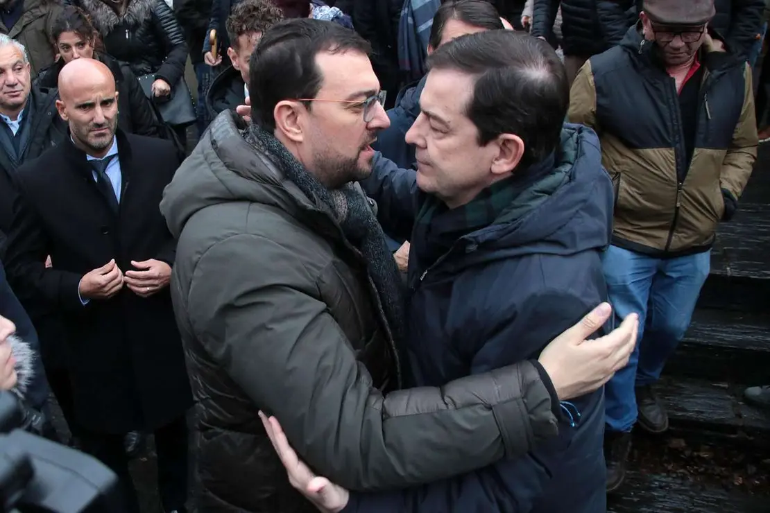 Salida del funeral por Anilson Soares, fallecido en el accidente de Cangas del Narcea. Peio Garc&iacute;a (ICAL)