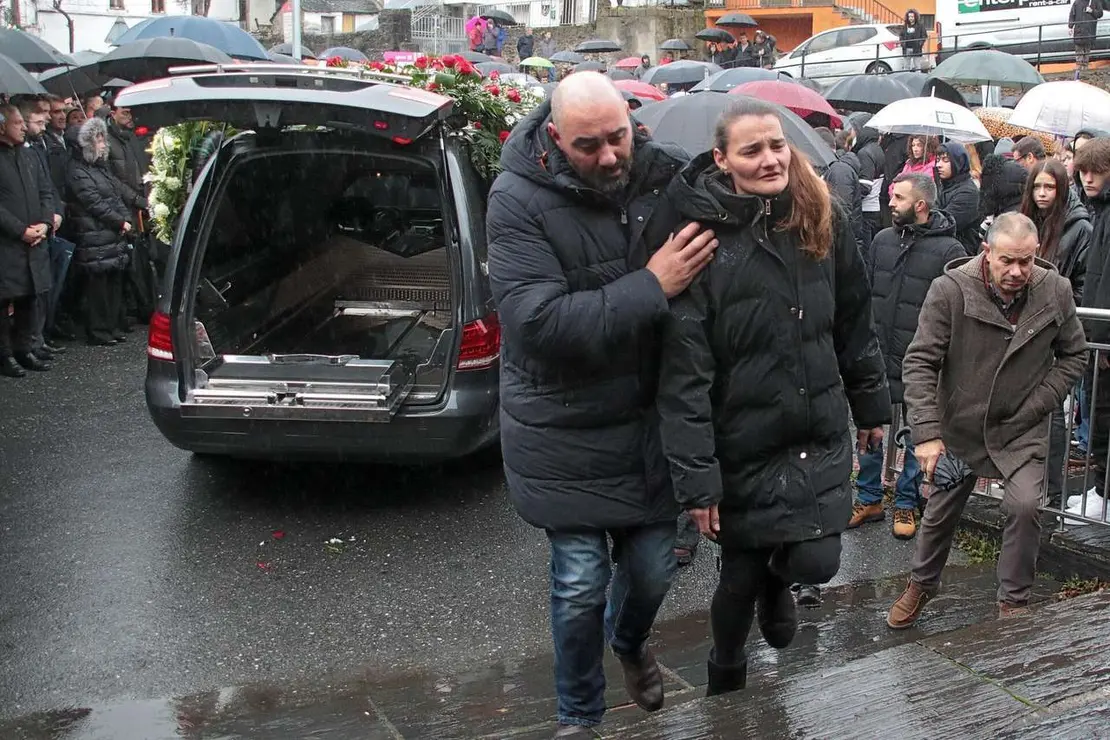 Salida del funeral por Anilson Soares, fallecido en el accidente de Cangas del Narcea. Peio Garc&iacute;a (ICAL)