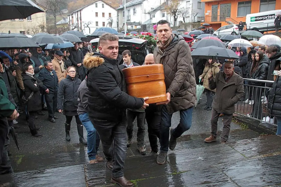 Salida del funeral por Anilson Soares, fallecido en el accidente de Cangas del Narcea. Peio Garc&iacute;a (ICAL)