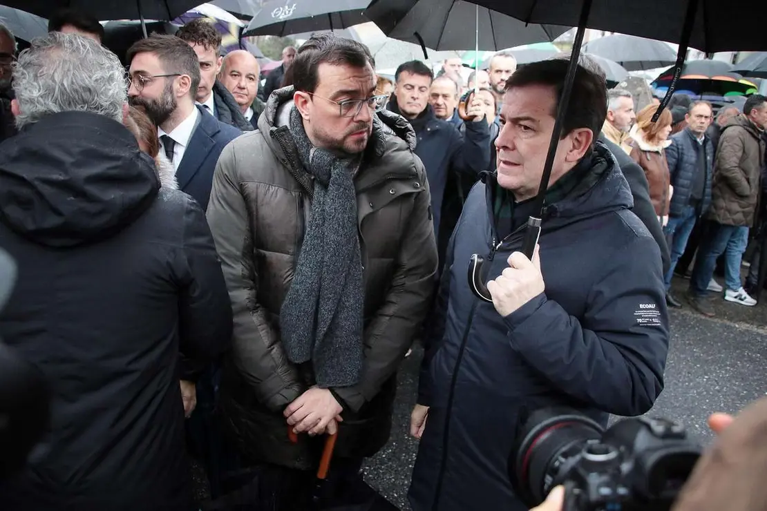 Salida del funeral por Anilson Soares, fallecido en el accidente de Cangas del Narcea. Peio Garc&iacute;a (ICAL)