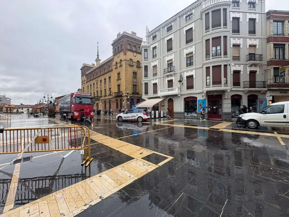 Tareas de montaje del mercadillo navide&ntilde;o en la plaza de la Catedral. Le&oacute;n 24 Horas.Tareas de montaje del mercadillo navide&ntilde;o en la plaza de la Catedral. Le&oacute;n 24 Horas.