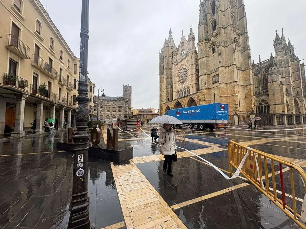 Tareas de montaje del mercadillo navide&ntilde;o en la plaza de la Catedral. Le&oacute;n 24 Horas.