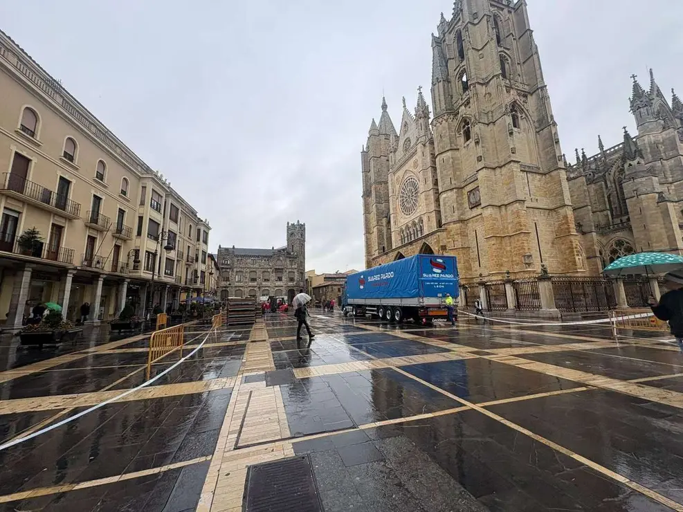 Tareas de montaje del mercadillo navide&ntilde;o en la plaza de la Catedral. Le&oacute;n 24 Horas.