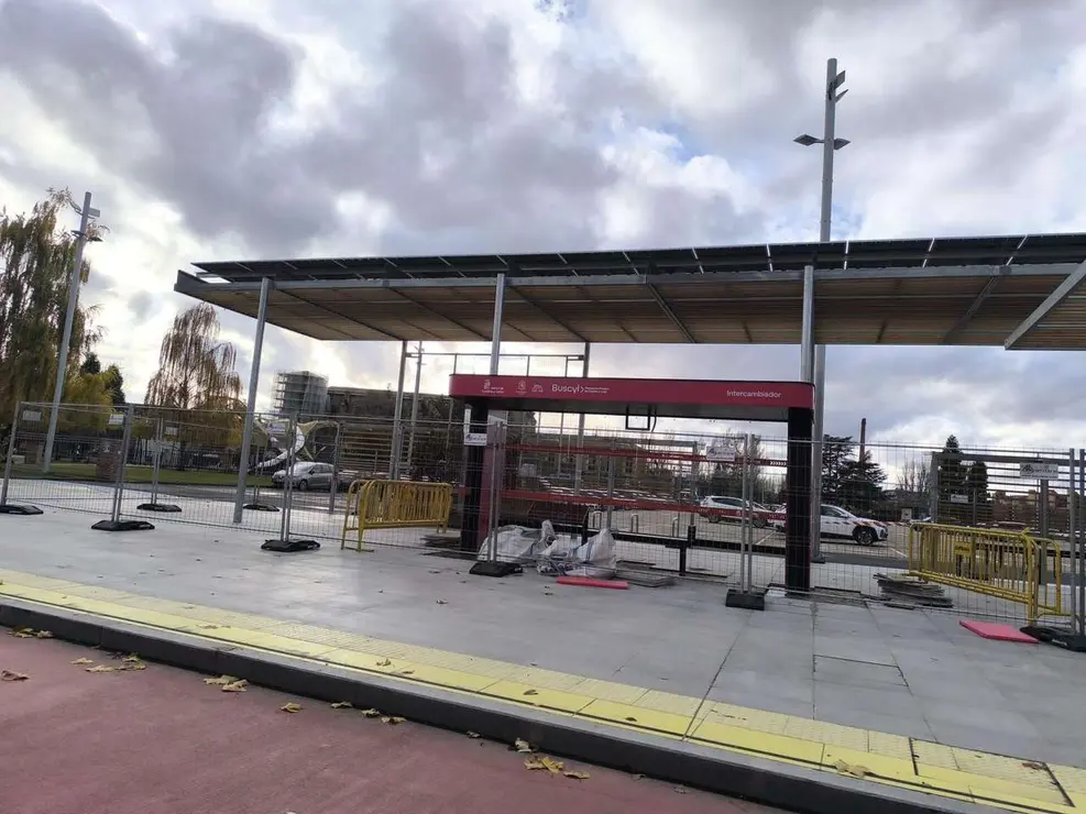 Vista general del Intercambiador Reyes Leoneses, con las marquesinas de Buscyl instaladas pero a&uacute;n vallado. Le&oacute;n 24 horas.
