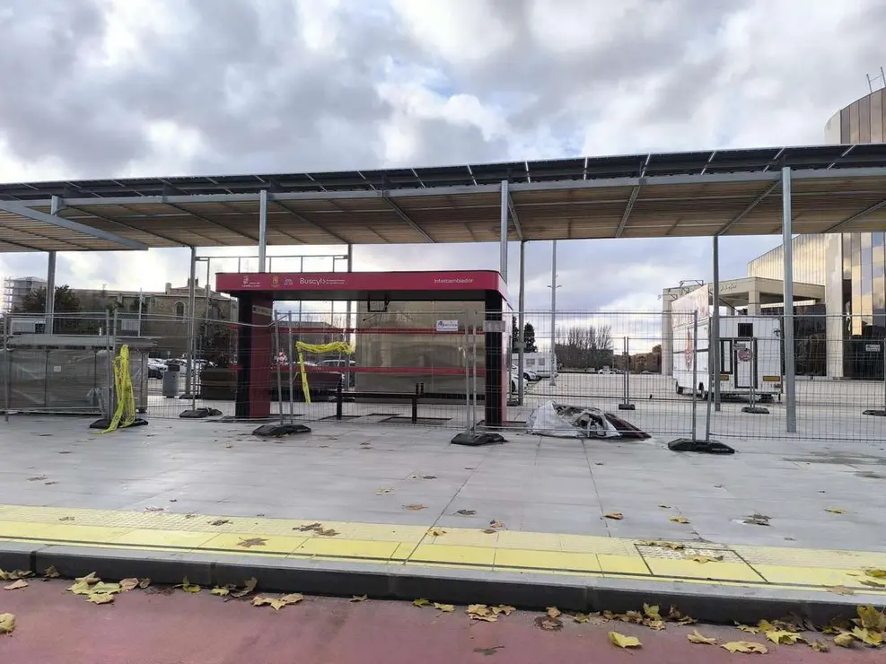 Vista general del Intercambiador Reyes Leoneses, con las marquesinas de Buscyl instaladas pero a&uacute;n vallado. Le&oacute;n 24 horas.