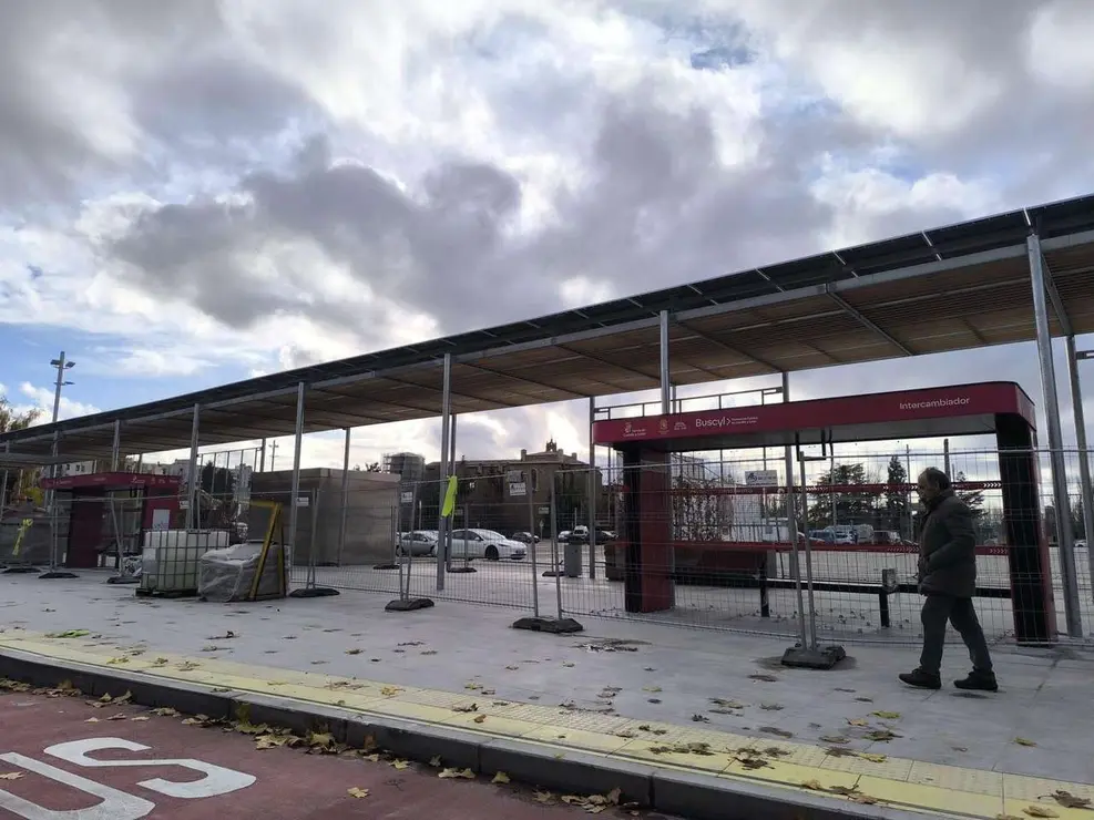 Vista general del Intercambiador Reyes Leoneses, con las marquesinas de Buscyl instaladas pero a&uacute;n vallado. Le&oacute;n 24 horas.