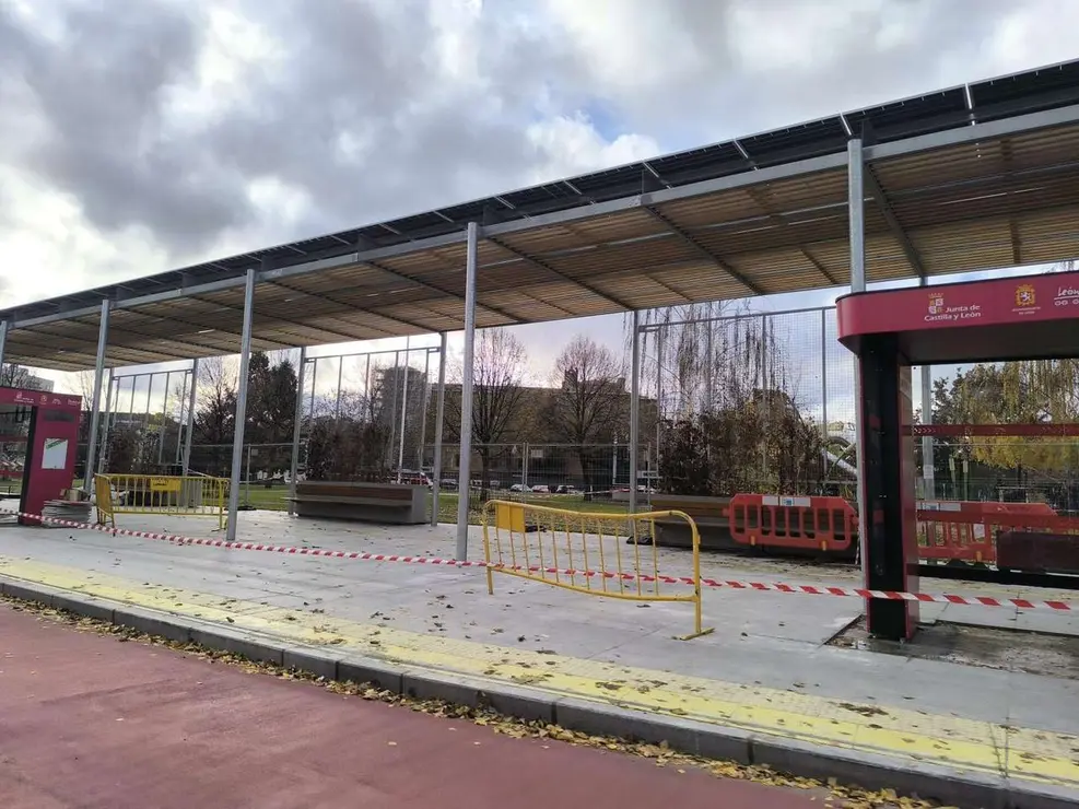 Vista general del Intercambiador Reyes Leoneses, con las marquesinas de Buscyl instaladas pero a&uacute;n vallado. Le&oacute;n 24 horas.