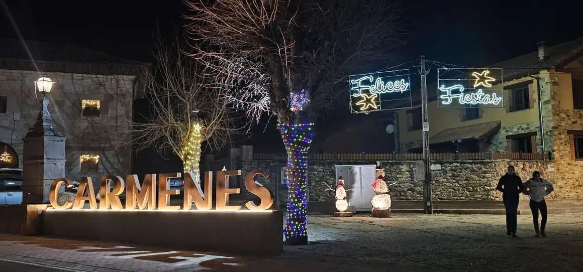 Ambiente navide&ntilde;o en C&aacute;rmenes durante el encendido de luces y la inauguraci&oacute;n del Bel&eacute;n de Playmobil. Le&oacute;n 24 horas.