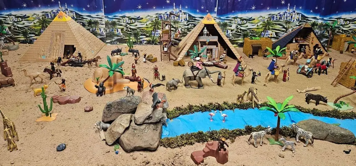 Ambiente navide&ntilde;o en C&aacute;rmenes durante el encendido de luces y la inauguraci&oacute;n del Bel&eacute;n de Playmobil. Le&oacute;n 24 horas.