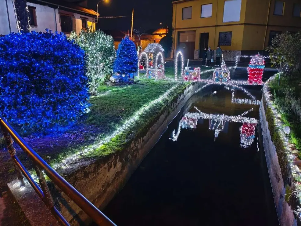 Decoraci&oacute;n navide&ntilde;a de ganchillo en Villoria de &Oacute;rbigo durante el octavo encendido del &aacute;rbol y el nacimiento. Le&oacute;n 24 horas.
