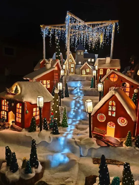 Decoraci&oacute;n navide&ntilde;a de ganchillo en Villoria de &Oacute;rbigo durante el octavo encendido del &aacute;rbol y el nacimiento. Le&oacute;n 24 horas.
