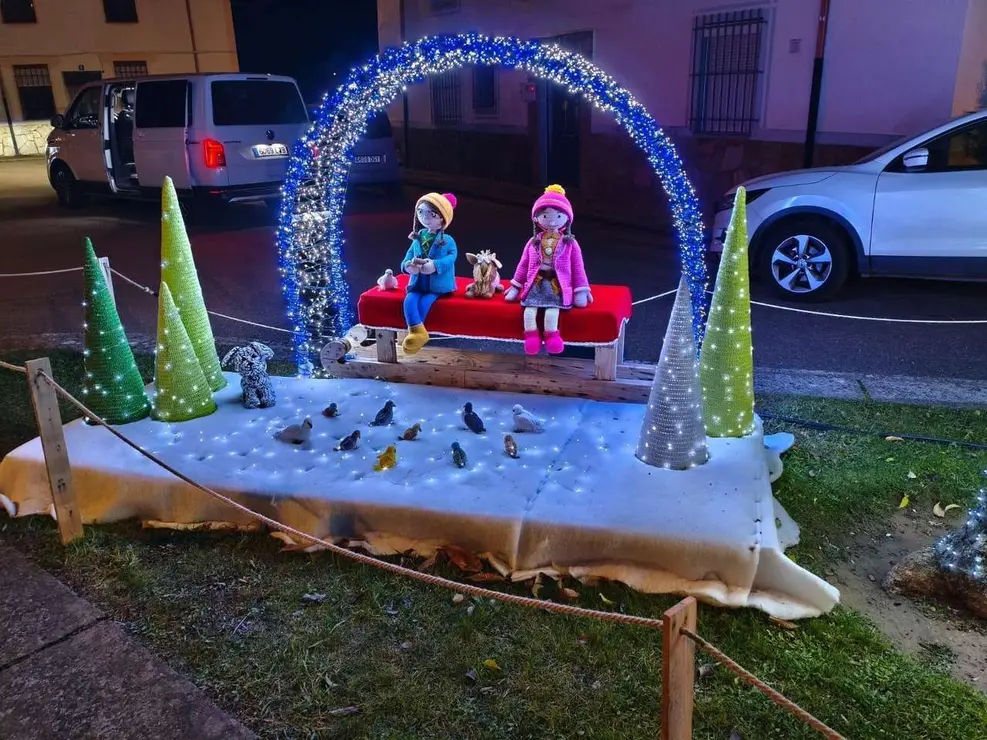 Decoraci&oacute;n navide&ntilde;a de ganchillo en Villoria de &Oacute;rbigo durante el octavo encendido del &aacute;rbol y el nacimiento. Le&oacute;n 24 horas.