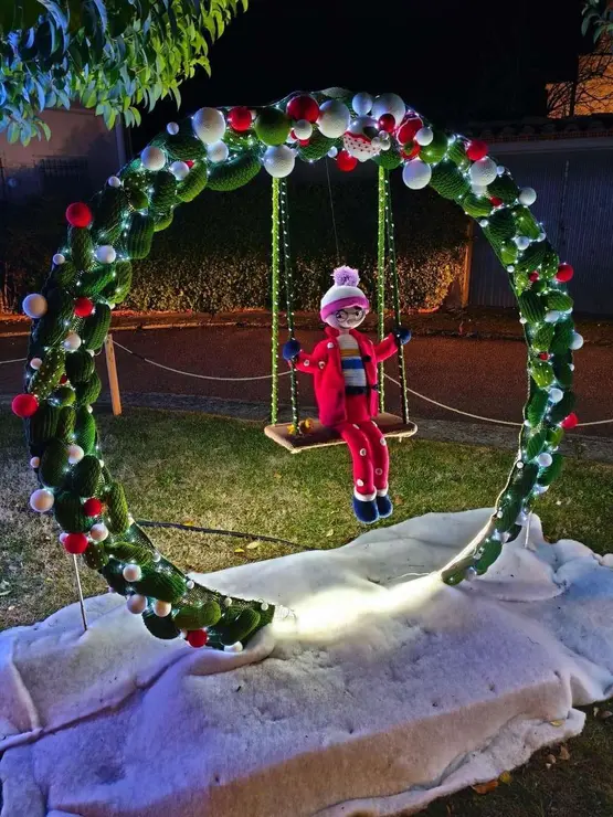 Decoraci&oacute;n navide&ntilde;a de ganchillo en Villoria de &Oacute;rbigo durante el octavo encendido del &aacute;rbol y el nacimiento. Le&oacute;n 24 horas.