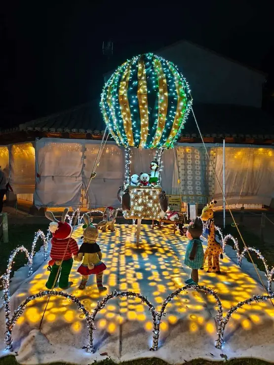 Decoraci&oacute;n navide&ntilde;a de ganchillo en Villoria de &Oacute;rbigo durante el octavo encendido del &aacute;rbol y el nacimiento. Le&oacute;n 24 horas.