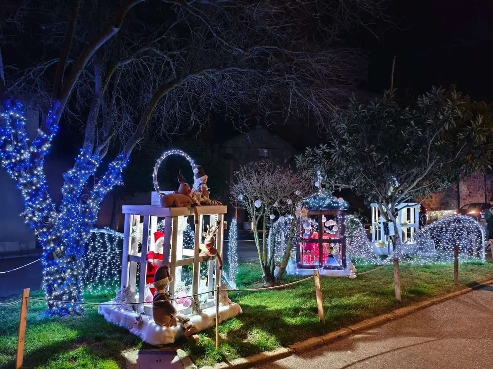Decoraci&oacute;n navide&ntilde;a de ganchillo en Villoria de &Oacute;rbigo durante el octavo encendido del &aacute;rbol y el nacimiento. Le&oacute;n 24 horas.