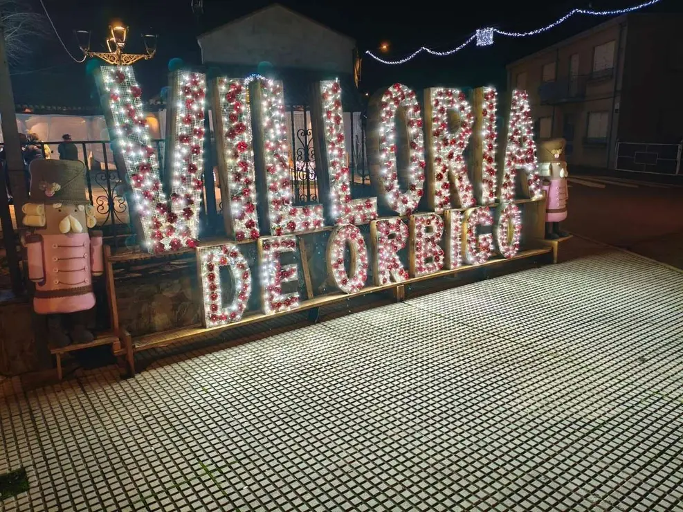 Decoraci&oacute;n navide&ntilde;a de ganchillo en Villoria de &Oacute;rbigo durante el octavo encendido del &aacute;rbol y el nacimiento. Le&oacute;n 24 horas.