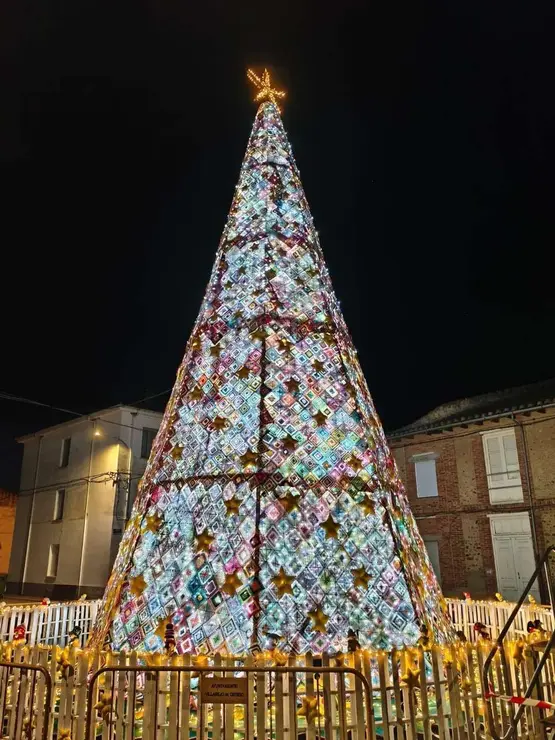 Decoraci&oacute;n navide&ntilde;a de ganchillo en Villoria de &Oacute;rbigo durante el octavo encendido del &aacute;rbol y el nacimiento. Le&oacute;n 24 horas.