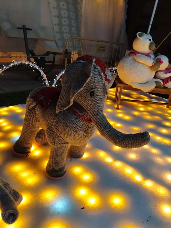 Decoraci&oacute;n navide&ntilde;a de ganchillo en Villoria de &Oacute;rbigo durante el octavo encendido del &aacute;rbol y el nacimiento. Le&oacute;n 24 horas.