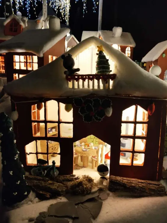 Decoraci&oacute;n navide&ntilde;a de ganchillo en Villoria de &Oacute;rbigo durante el octavo encendido del &aacute;rbol y el nacimiento. Le&oacute;n 24 horas.