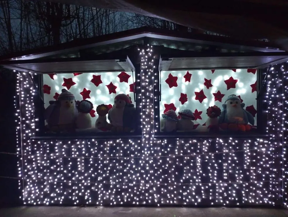 Decoraci&oacute;n navide&ntilde;a de ganchillo en Villoria de &Oacute;rbigo durante el octavo encendido del &aacute;rbol y el nacimiento. Le&oacute;n 24 horas.