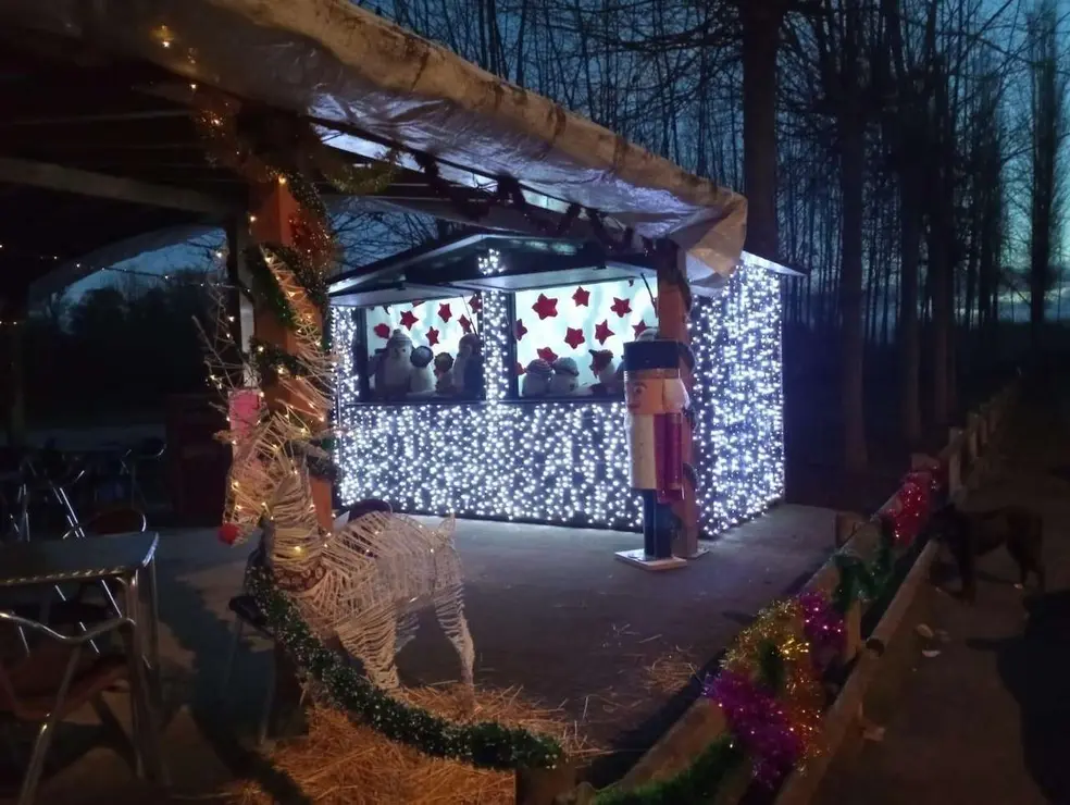 Decoraci&oacute;n navide&ntilde;a de ganchillo en Villoria de &Oacute;rbigo durante el octavo encendido del &aacute;rbol y el nacimiento. Le&oacute;n 24 horas.