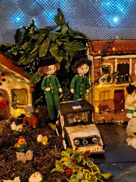 Decoraci&oacute;n navide&ntilde;a de ganchillo en Villoria de &Oacute;rbigo durante el octavo encendido del &aacute;rbol y el nacimiento. Le&oacute;n 24 horas.