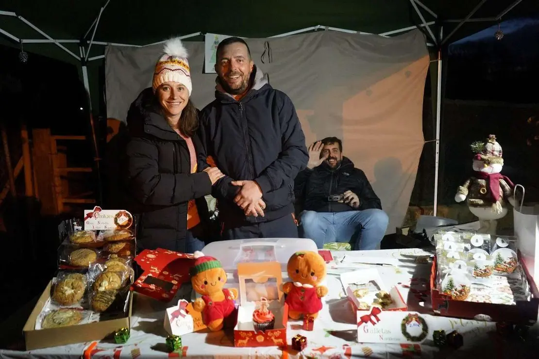 Ambiente del mercadillo y del alumbrado navide&ntilde;o de Villaverde la Chiquita. Minipinche _fotografias