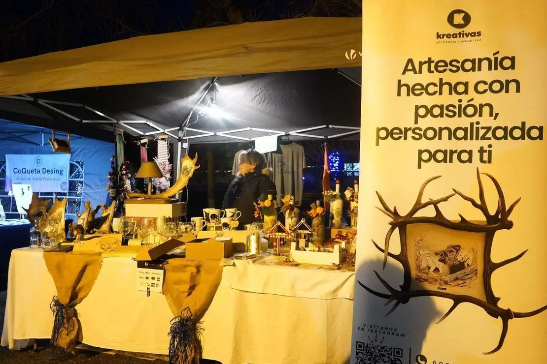 Ambiente del mercadillo y del alumbrado navide&ntilde;o de Villaverde la Chiquita. Minipinche _fotografias