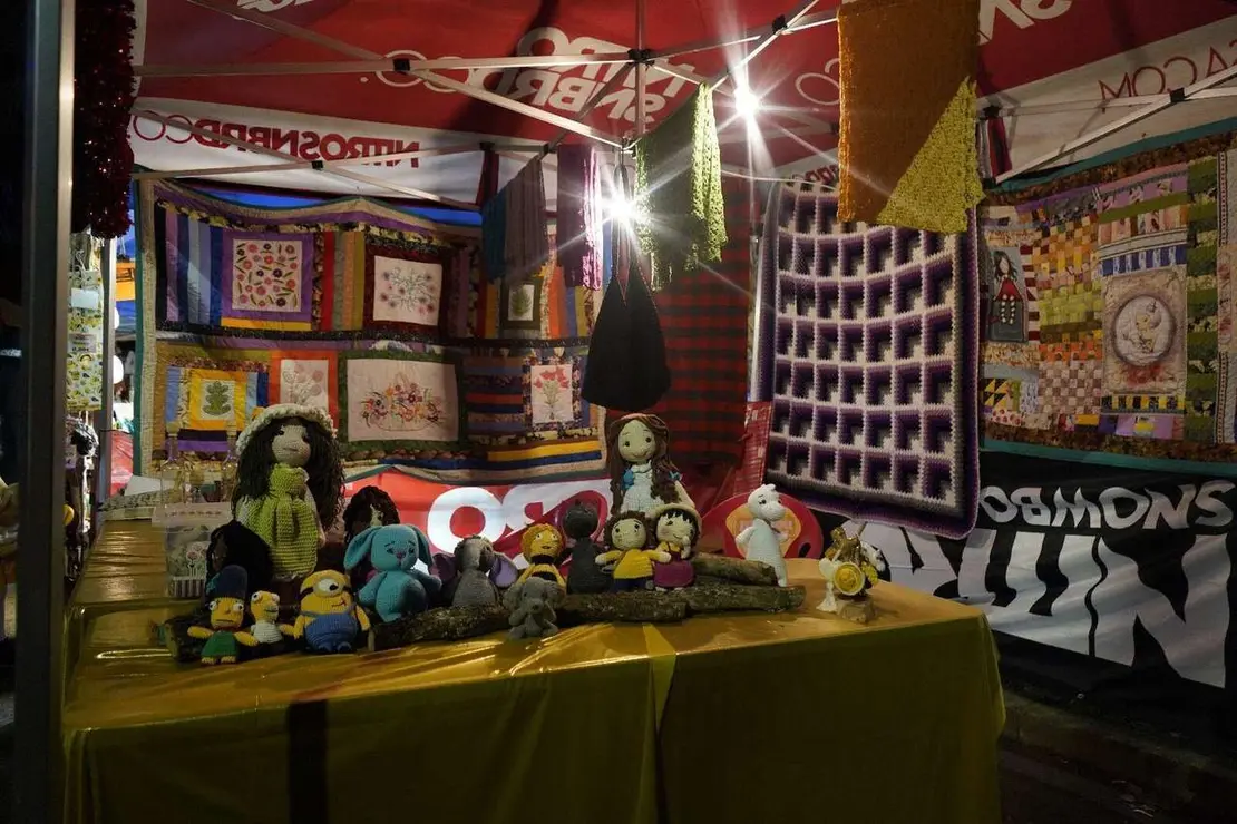 Ambiente del mercadillo y del alumbrado navide&ntilde;o de Villaverde la Chiquita. Minipinche _fotografias