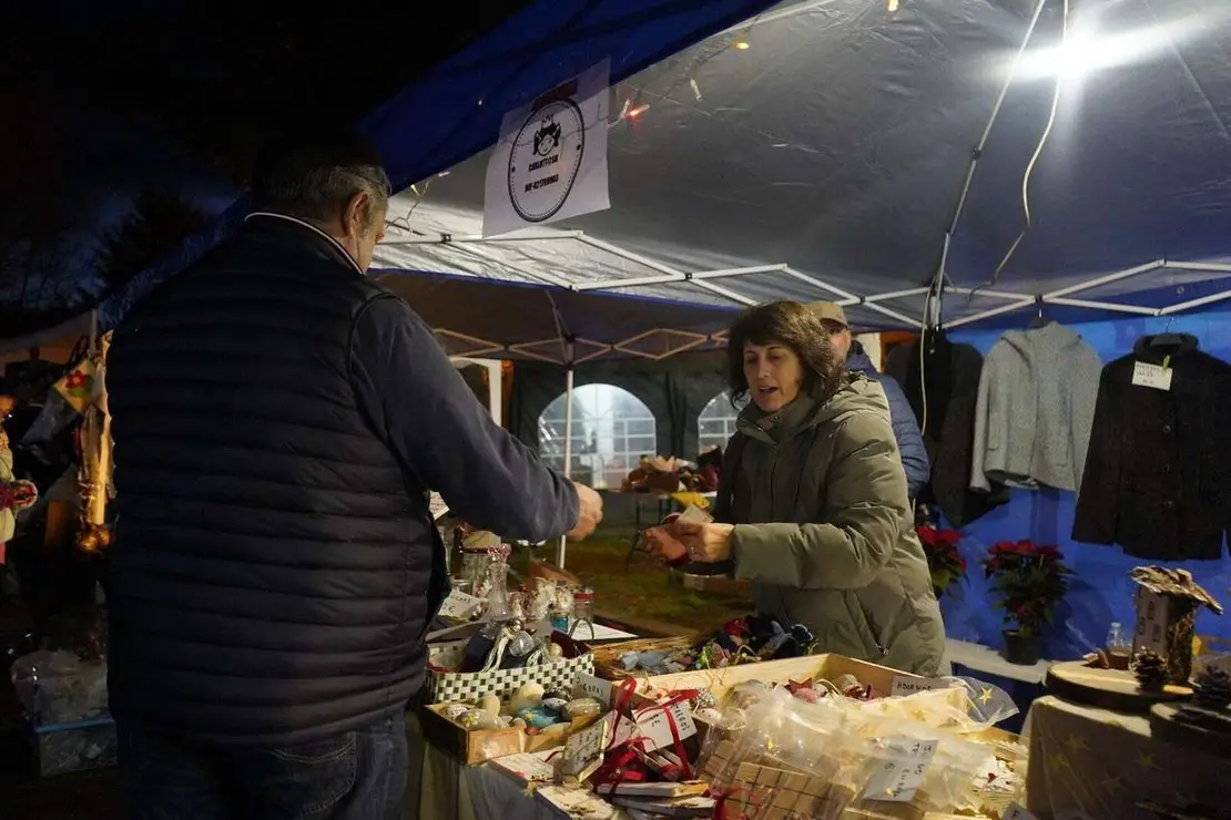 Ambiente del mercadillo y del alumbrado navide&ntilde;o de Villaverde la Chiquita. Minipinche _fotografias