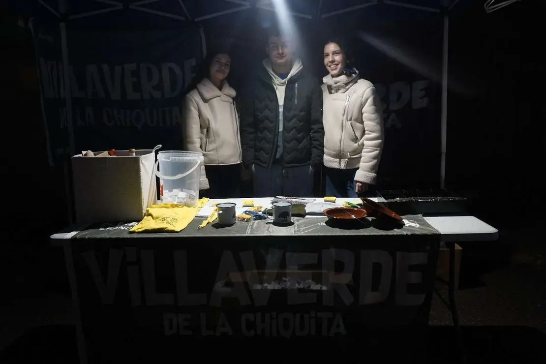 Ambiente del mercadillo y del alumbrado navide&ntilde;o de Villaverde la Chiquita. Minipinche _fotografias